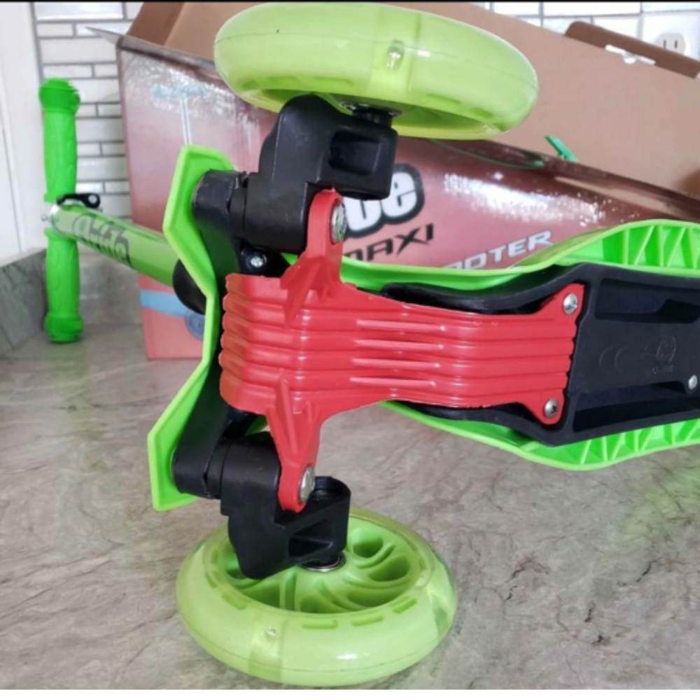 New Maxi Junior Kickboard Scooter - Picture 6 of 14